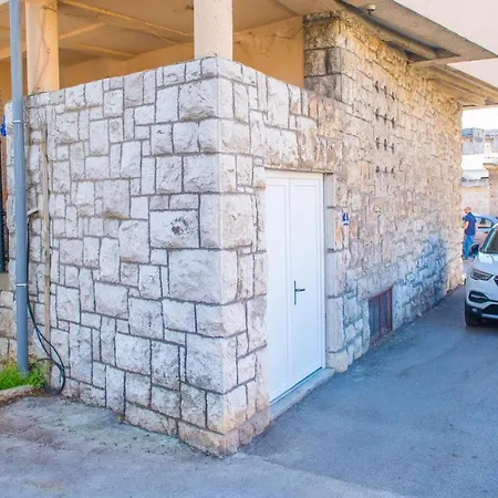 - With Parking Garage Apartment *